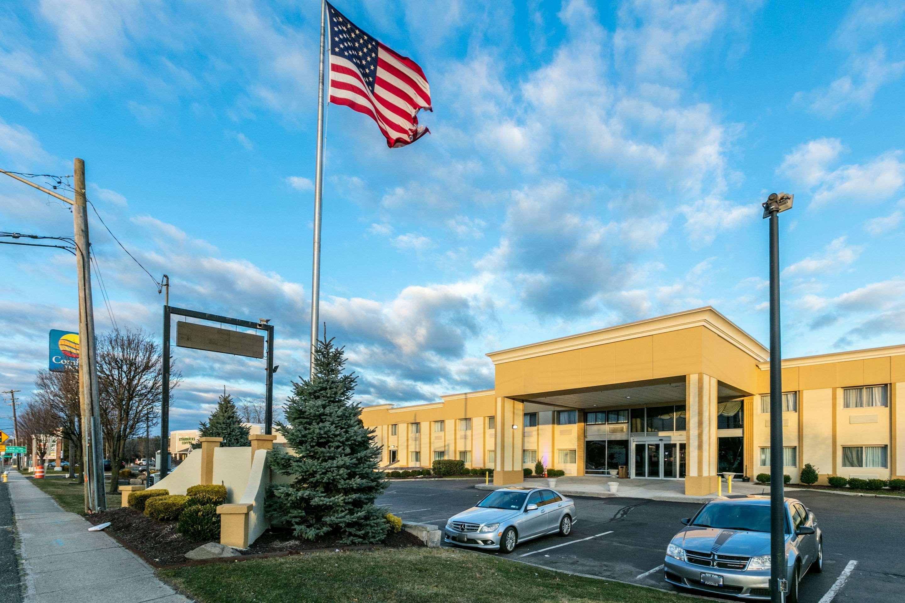 Comfort Inn Medford-Long Island Buitenkant foto